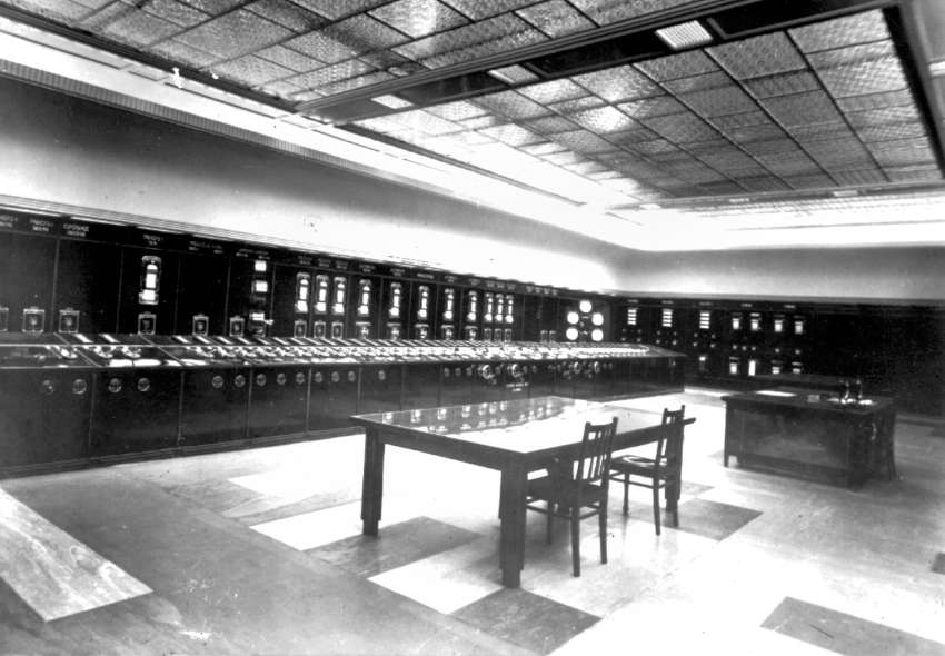 Quaregnon : Janvier 1932 - La salle de contrôle et de manoeuvre haute tension.