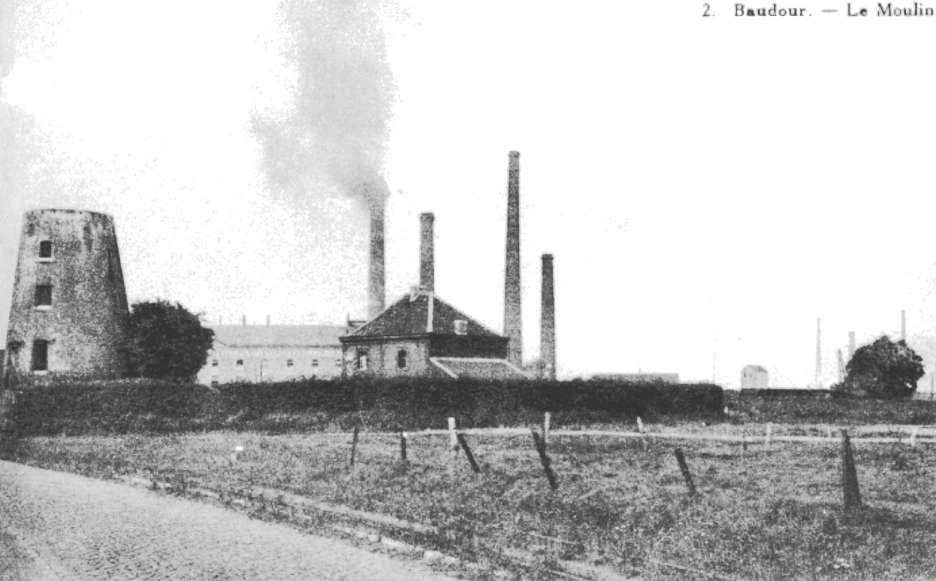 Tertre : Moulin à vent situé sur un tertre. Afin de nommer ce hameau de Baudour, on disait "Au tiette", ce qui signifie "au tertre". Le hameau devint indépendant le 29 août 1883. A l'arrière plan, on peut voir les usines Escoyez. Ce moulin servit de tour de guet pendant la guerre de 1914-18.
