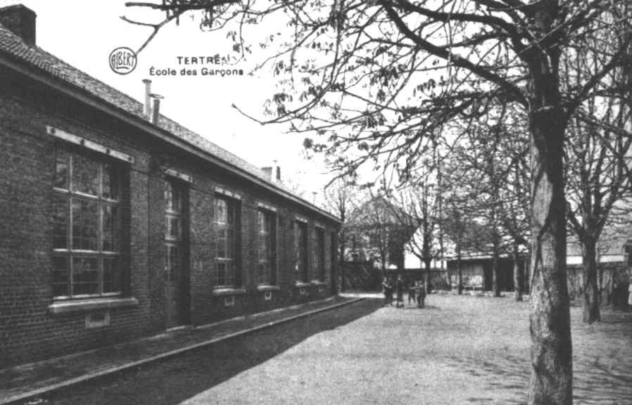 Tertre : Ecole communale des garçons construite en 1868 et transformée en 1910. L'ancienne cour de récréation devint la place Verte. Le batiment abrite actuellement le bureau de police.