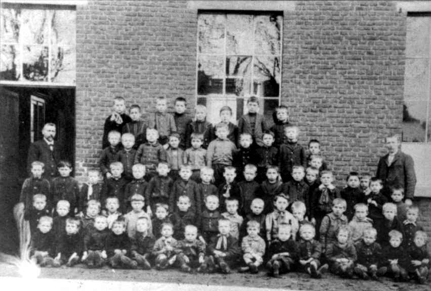 Tertre : Ecole communale des garçons. La photographie date de 1907 avec l'instituteur M. Hustin.
