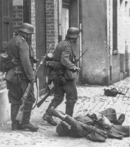 Thulin : guerre 40-45 - Invasion de la Belgique : soldat Français blessé à Thulin (zone de la 43ème D. I. Française) 