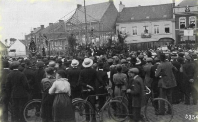 Thulin : Rassemblement sur la  place à l'occasion de la fête nationale en 1919.  