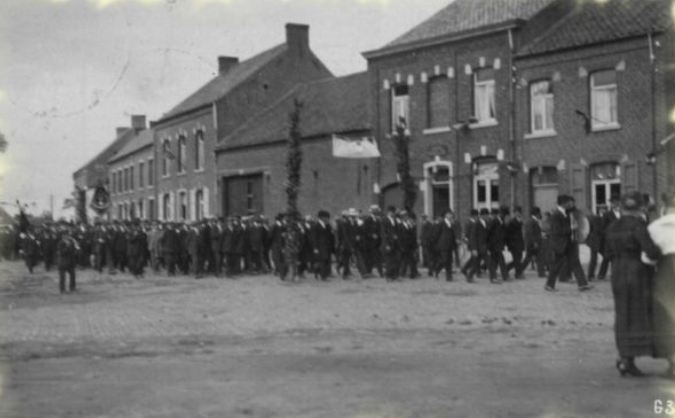 Thulin : La rue Elie Belanger prise du coin de la rue A. Lecomte. Il s'agit très probablement du défilé pour la fête nationale de 1919.  