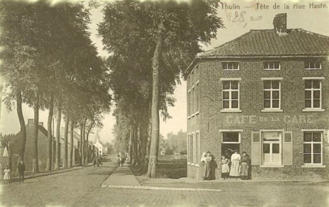 Thulin : Le café en face de la gare et le début de la rue Jean Duhot (anciennement rue Haute). Vers 1910.