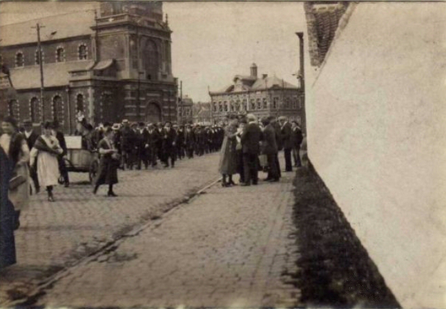Thulin : Défilé dans la rue Ferrer à l'occasion de la fête nationale en 1919.