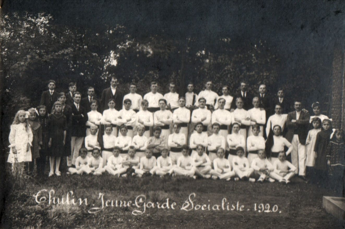 Thulin : Jeunesse socialiste de Thulin en 1920. Nestor Saussez est le 10éme en blanc à partir de la gauche 2éme rangée a partir du haut, il est agé de 17 ans à cette époque.