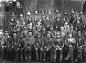 Quaregnon : groupe de mineurs du charbonnage Sans Calotte vers 1875.