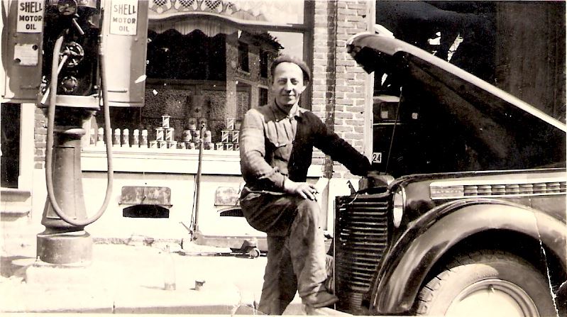 Wasmes : Rue Mont Leville, 78 - Gaston Cornil agé de 47 ans devant son garage et sa station service, les garagistes étaient encore denrée rare à l'époque (1946).
