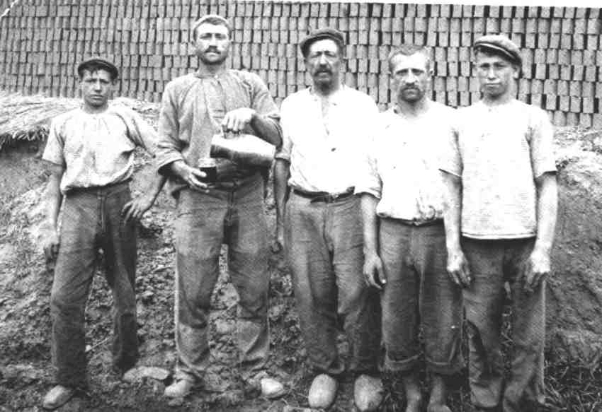 Cuesmes : équipe travaillant dans une briqueteries rue des Champs en 1908 où se situait le chantier Lardinois.