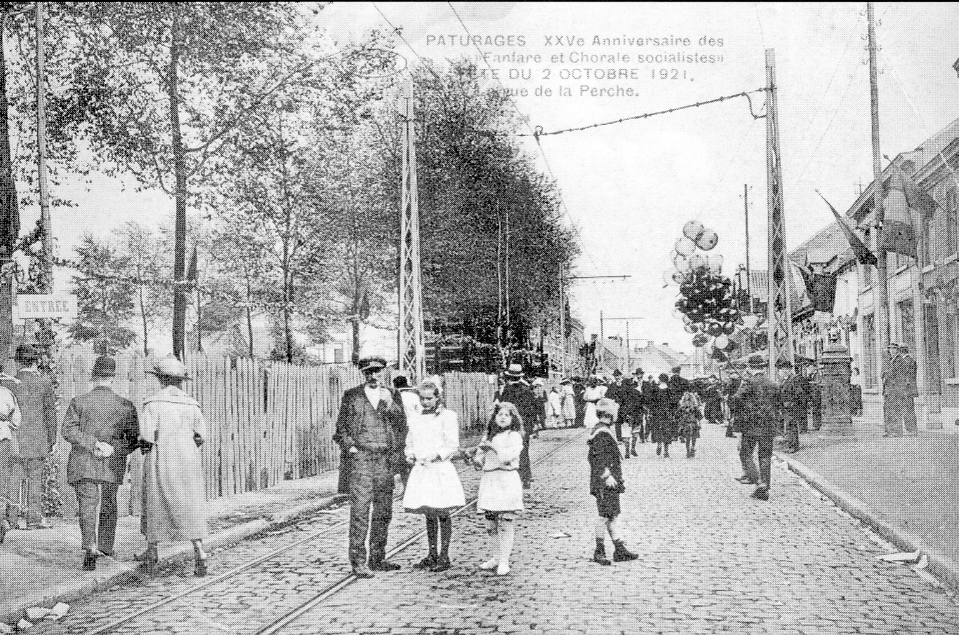 Pâturages : Anniversaire des fanfare et chorale socialistes - Le public (2 octobre 1921) - La rue de la Perche.
