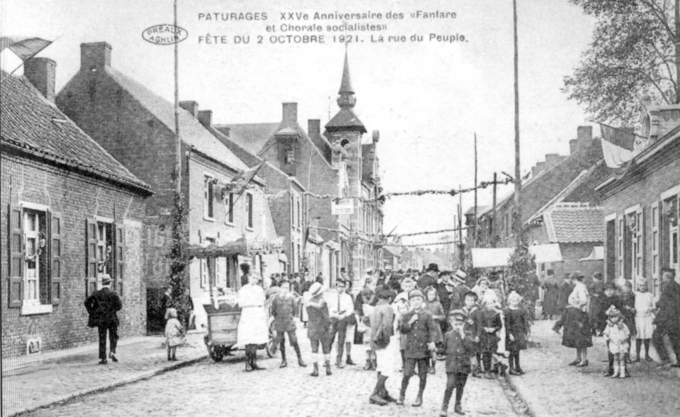 Pâturages : Anniversaire des fanfare et chorale socialistes - Le public (2 octobre 1921) - La rue du Peuple.