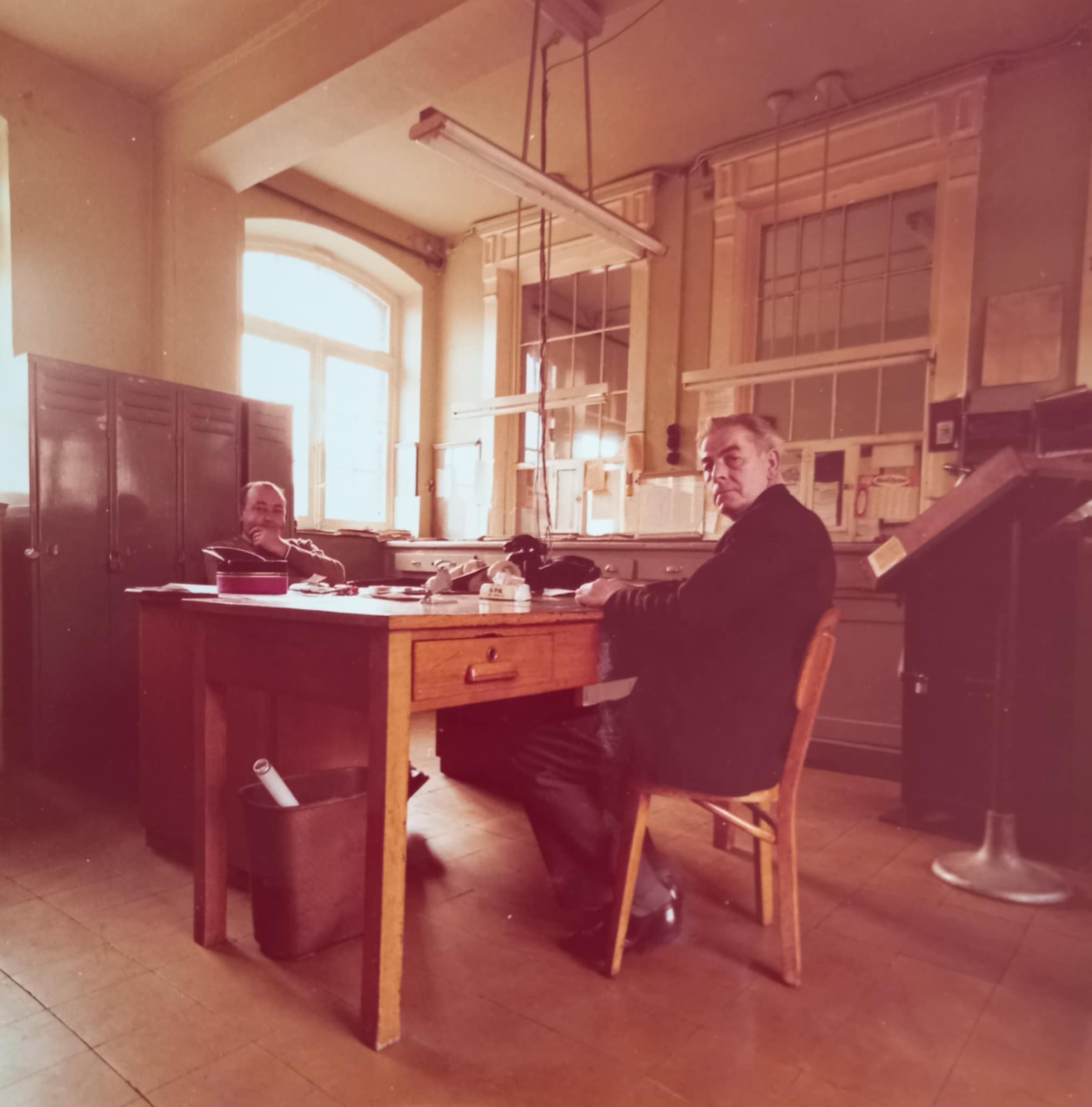 Gare de Pturages avant sa fermeture dfinitive. La 2me cest le bureau des employs (les guichets) avec au fond Raoul Doyen et un autre qui sappelait Louis. Cest un photographe professionnel qui l'a prise, elle devait illustrer un livre sur les gares. Raoul Doyen y travaillait.