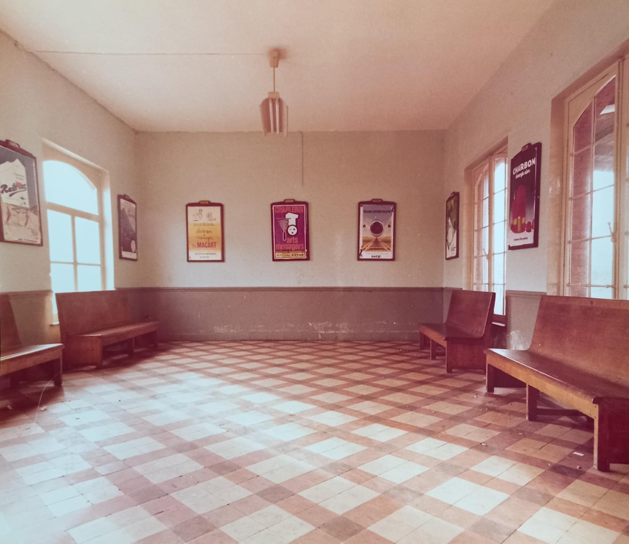 Gare de Pturages avant sa fermeture dfinitive. La salle dattente ou salle des pas perdus. Cest un photographe professionnel qui l'a prise, elle devait illustrer un livre sur les gares. Raoul Doyen y travaillait. On a ferm cette gare en 1984 pour les voyageurs, mais la ligne est reste active quelques annes pour les marchandises. 