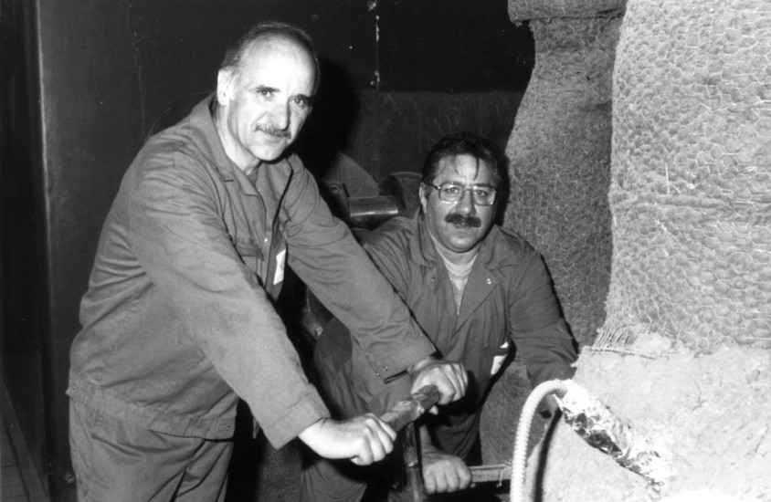 De gauche à droite : Jacques BUDZINSKI et Jean-Marie LAURENT près de la turbine à vapeur