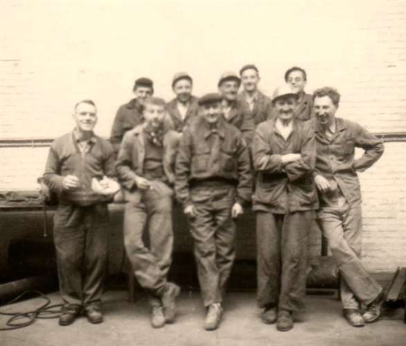 L'équipe à SAPIN SA. de Jemappes en sous traitance à la centrale de Baudour en 1961. Tout à droite le contremaitre Joseph Deneubourg.
