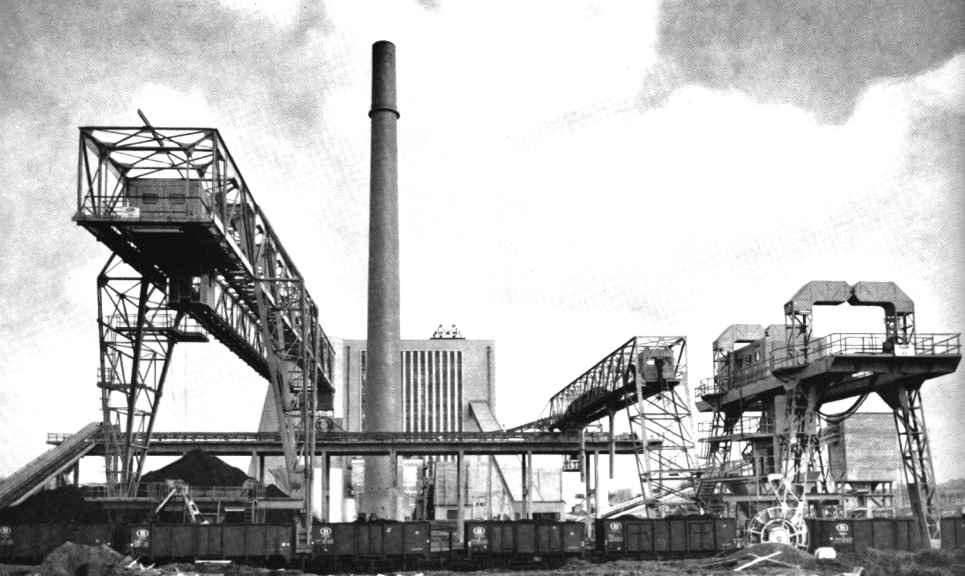 Baudour : Parc à charbon la centrale thermique classique (vers 1960). Elle fut remplacée par une centrale TGV en 1999 et démolie en 2000.