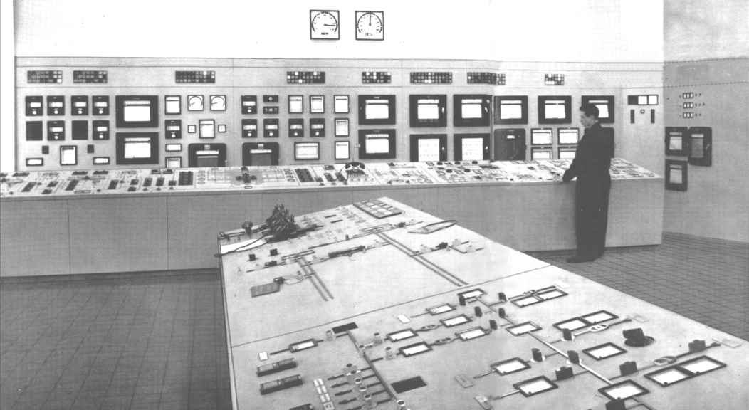 Baudour :Salle de conduite de la centrale thermique classique (vers 1960). La personne au pupitre est l'ancien contremaître Paul Georges