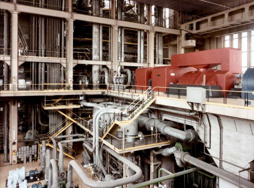 Baudour : Salle des machines coté des réchauffeurs HP. Au fond la chaufferie ( 19-07-1985 ).