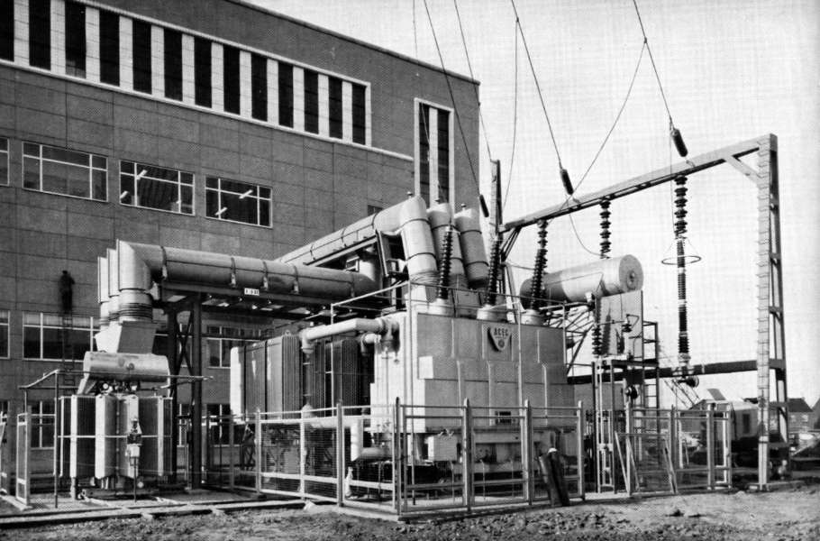 Baudour : le transformateur sortie alternateur 15/150 kV et le transformateur des auxilaires directs.