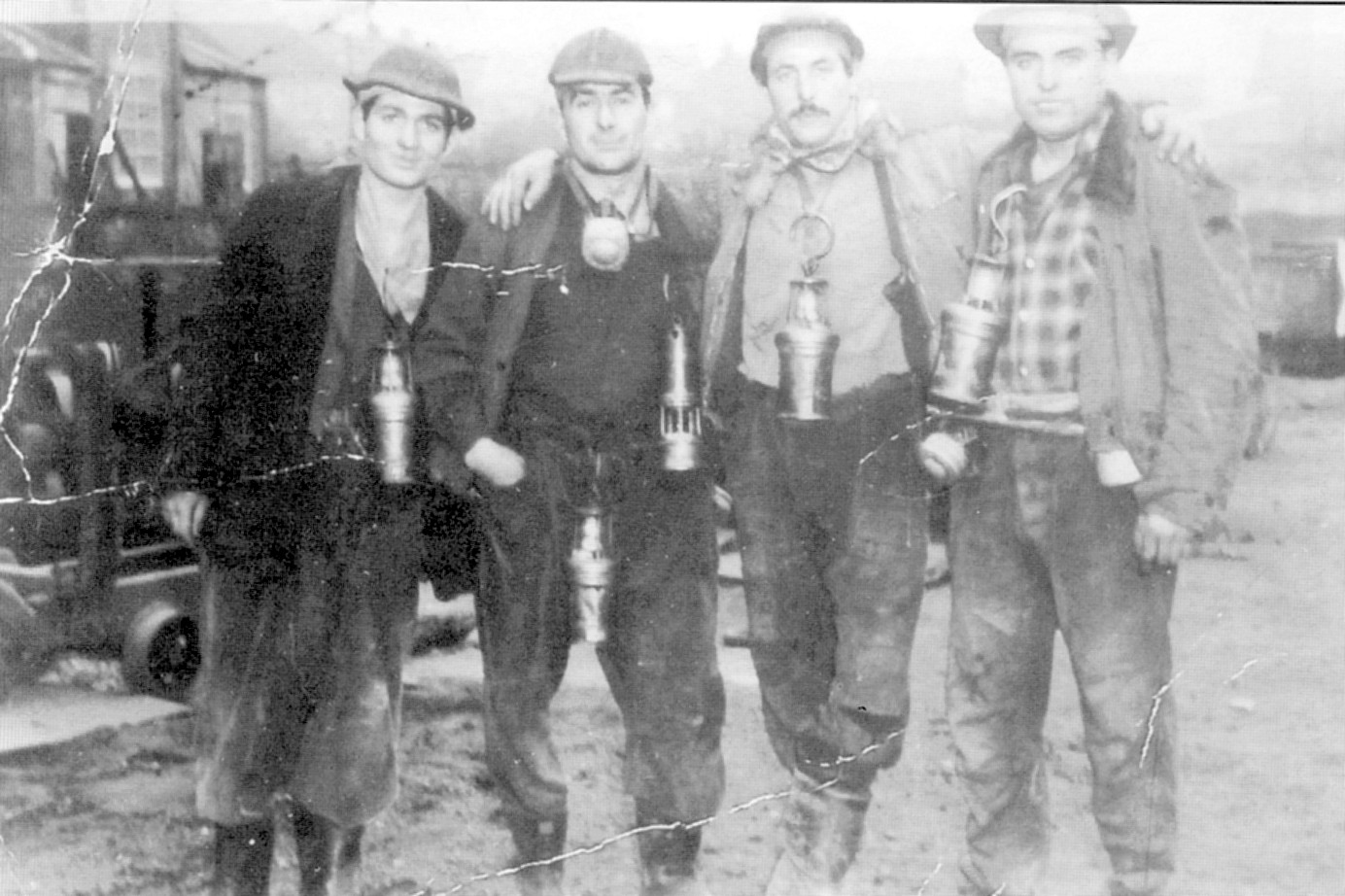 Boussu : Boussu-Bois, groupe de quatre ouvriers mineurs originaire des Abruzzes.