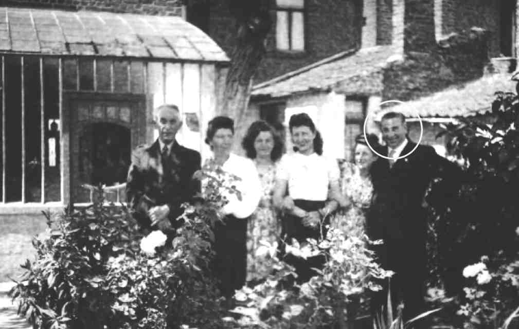 Franc - Borégne (à droite) accompagné de membres de la famille et amis dans son jardin rue François André à Quaregnon. De gauche à droite : Victor Authome, Germaine Delcourt, Louisette, Gilberte, Denise et Franc Borégne