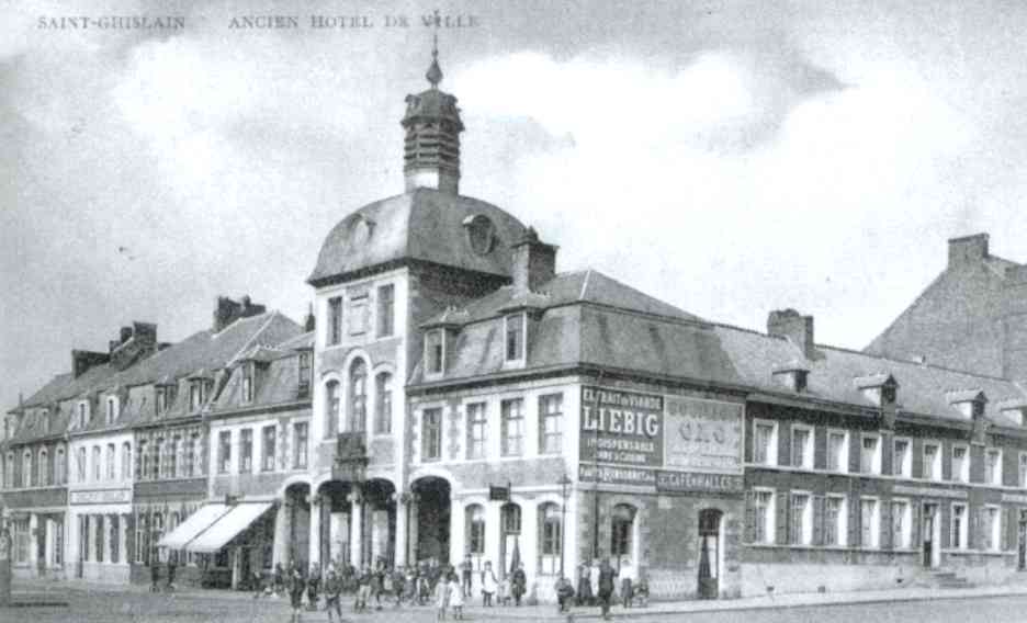 Saint-Ghislain : Sur la gauche de la Grand-Place, l'ancien hôtel de ville et les halles. Ce bâtiment en briques et pierres bleues fut érigé en 1752.