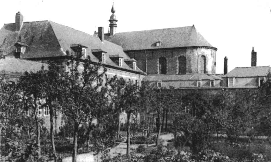 Saint-Ghislain : Couvent  dans lequel des soeurs hospitalières soignaient les malades depuis 1594 grâce aux dons de la bourgeoisie. La chapelle qui domine l'ensemble fut bénie en 1729. 