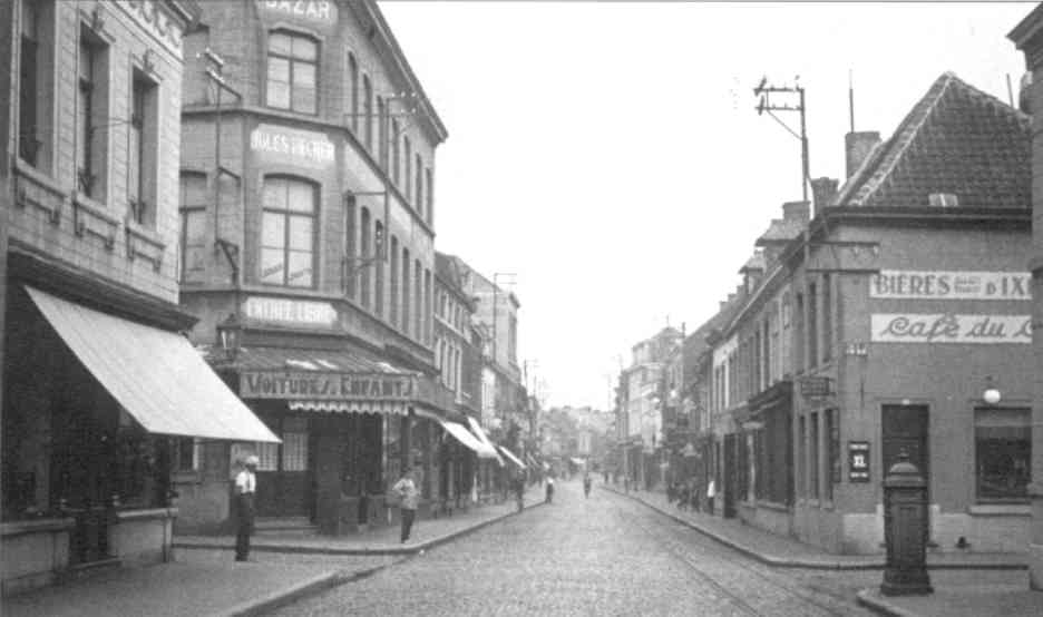 Saint-Ghislain : Bazar Boland, ce magasin était déjà occupé en 1892 par la famille Jehanson. Sur cette photo datant entre 1930 et 1940, il est tenu par les époux Pêcher-Belette. Sur le coin à droite, après la maison de monsieur Debruxelles, le café du Coin d'Edgard Pierson.