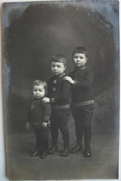 Saint-Ghislain : Trois enfants - Photo d'Omer Bonbled - Photographe de la S.A. la Princesse de Ligne.