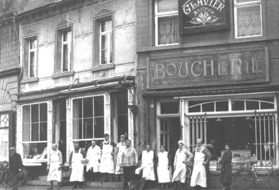 Saint-Ghislain : La boucherie Glavier s'est installée à la rue d'Ath vers 1905. Alfred Glavier est au centre de la photo en veste courte, à sa gauche son épouse, Joséphine Gondry.