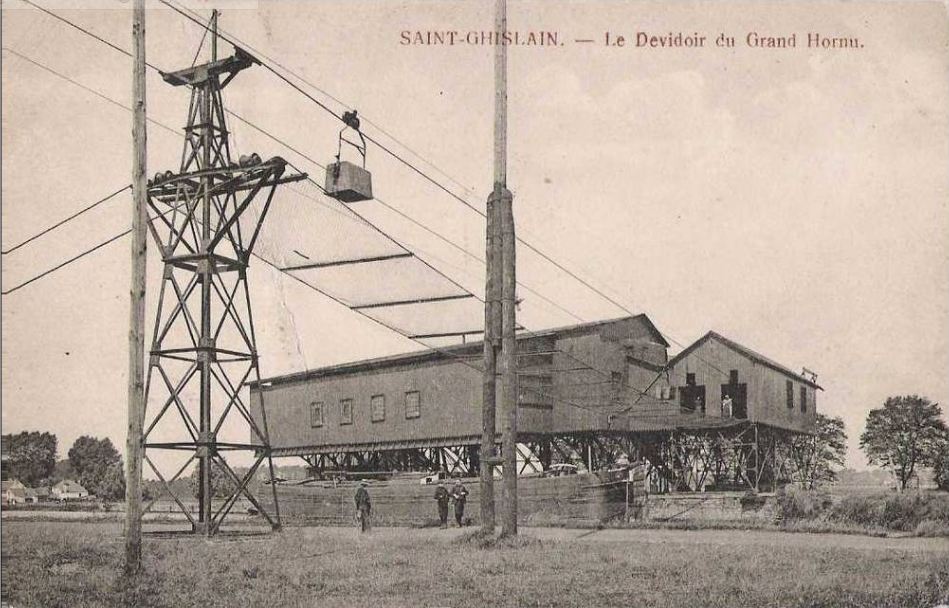 Saint-Ghislain : Lle dévidoir automatique de la Société Civile des Usines et Mines de Houille du Grand-Hornu. Situé sur le rivage du canal de Mons à Condé. Ce dévidoir permettait un remplissage rapide des péniches.