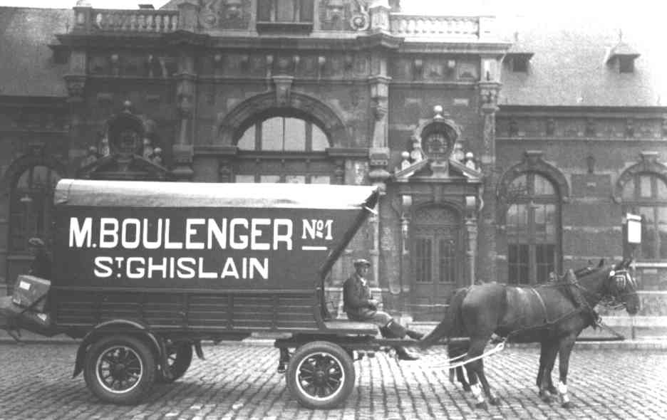 Saint-Ghislain : Devant  la gare en 1936, un camion de 2 tonnes assurant la remise des colis à domicile dans Saint-Ghislain et Hornu.