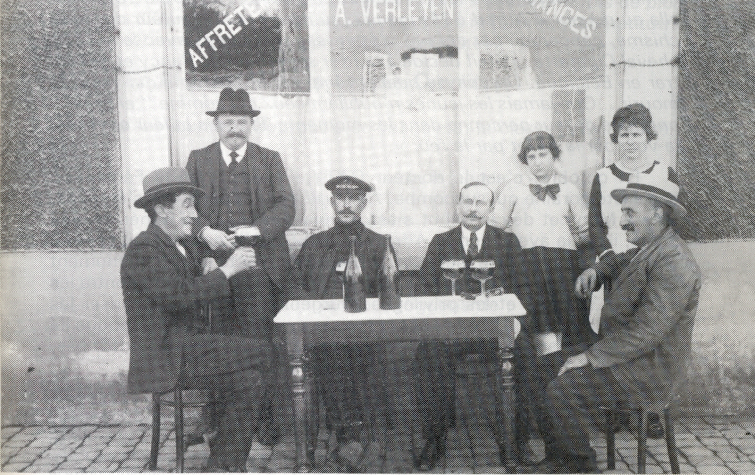 Saint-Ghislain : Café de la Marine à l'angle de la rue Léopold et de la rue du Port. Sur la table "L'Audernarde", une bière livrée par la brasserie de Baudour, plus connue sous le nom de "Canal attraction" (1923).