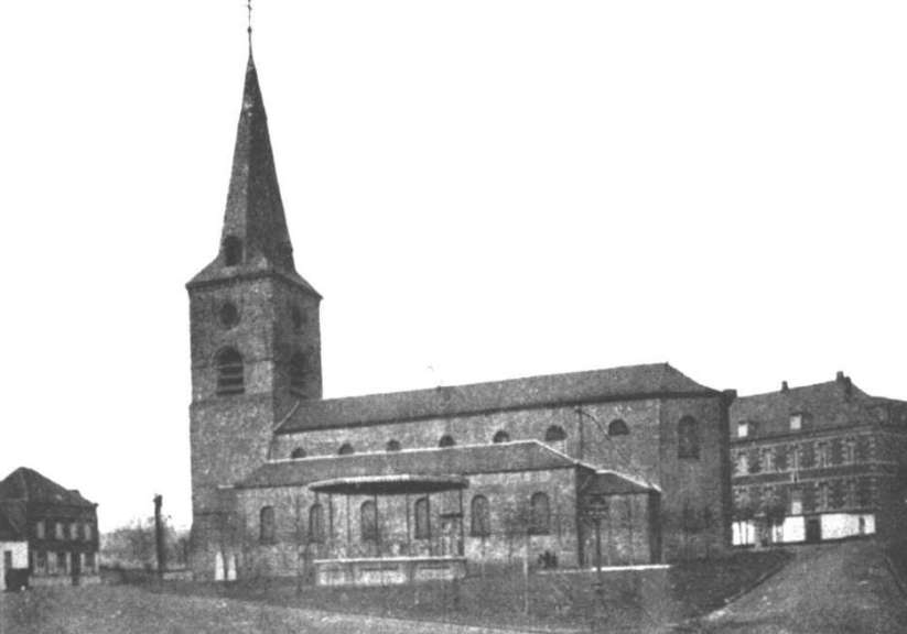 Hautrage : l'église Saint-Sulpice avant la première guerre mondiale. Elle fut reconstruite en 1861. A l'arrière, le couvent des soeurs franciscaines. Le kiosque date de 1897.