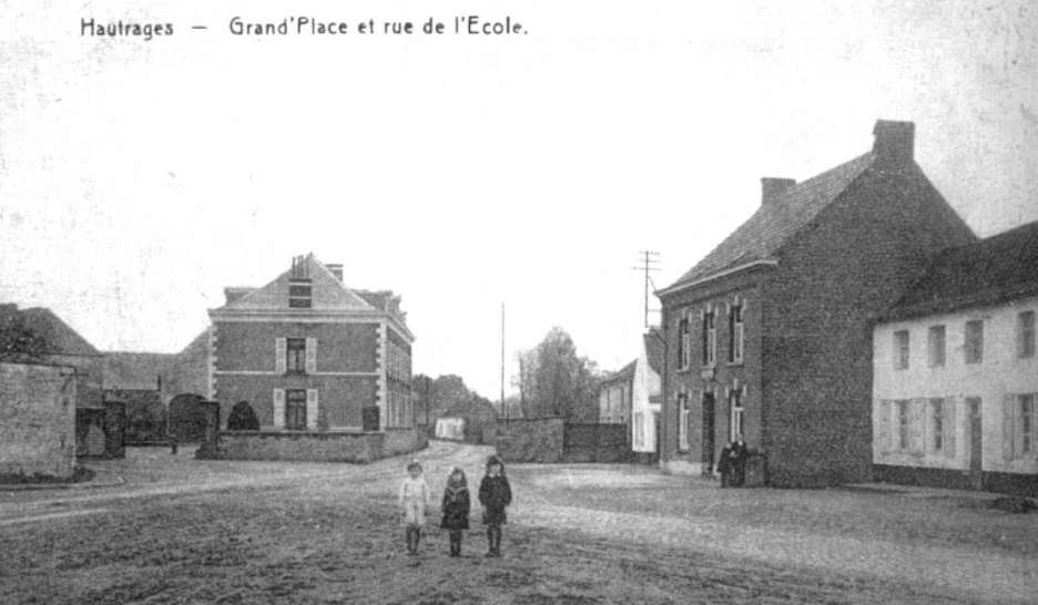 Hautrage : la Grand-Place et la rue de l'Ecole. La brasserie Wallon datant de 1833 fait angle.
