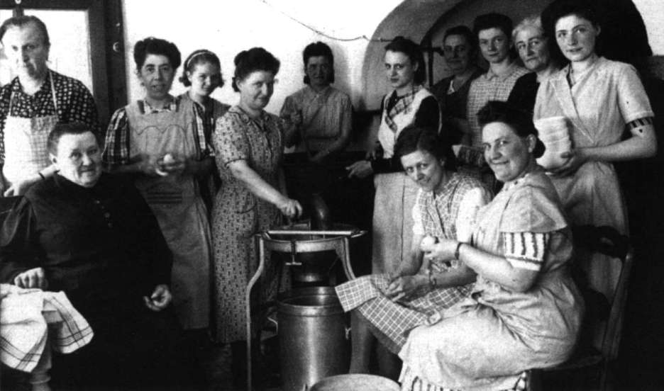 Hautrage : pendant la guerre de 1940-45, une partie de l'institut Saint-François d'Assise fut mise à disposition des Secours d'Hiver. Les enfants du village pouvaient y recevoir de la soupe. En mai 1944, certains habitants de Saint-Ghislain s'y refugièrent.