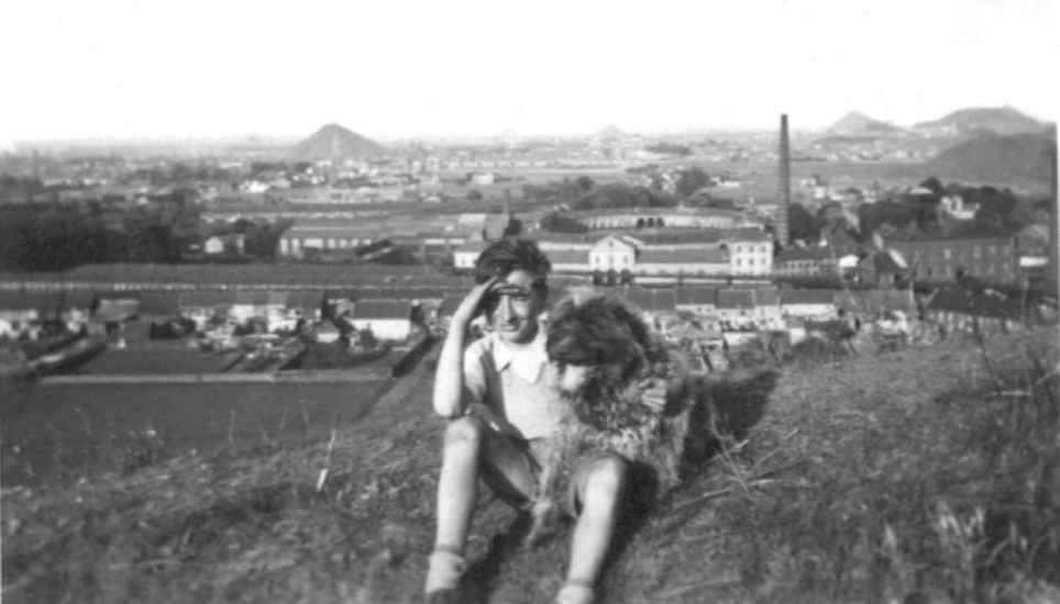 Hornu : Pol LEKIME et son chien en 1956 sur le sommet d'un vieux terril désaffecté on y vois dans le fond le site du Grand Hornu.