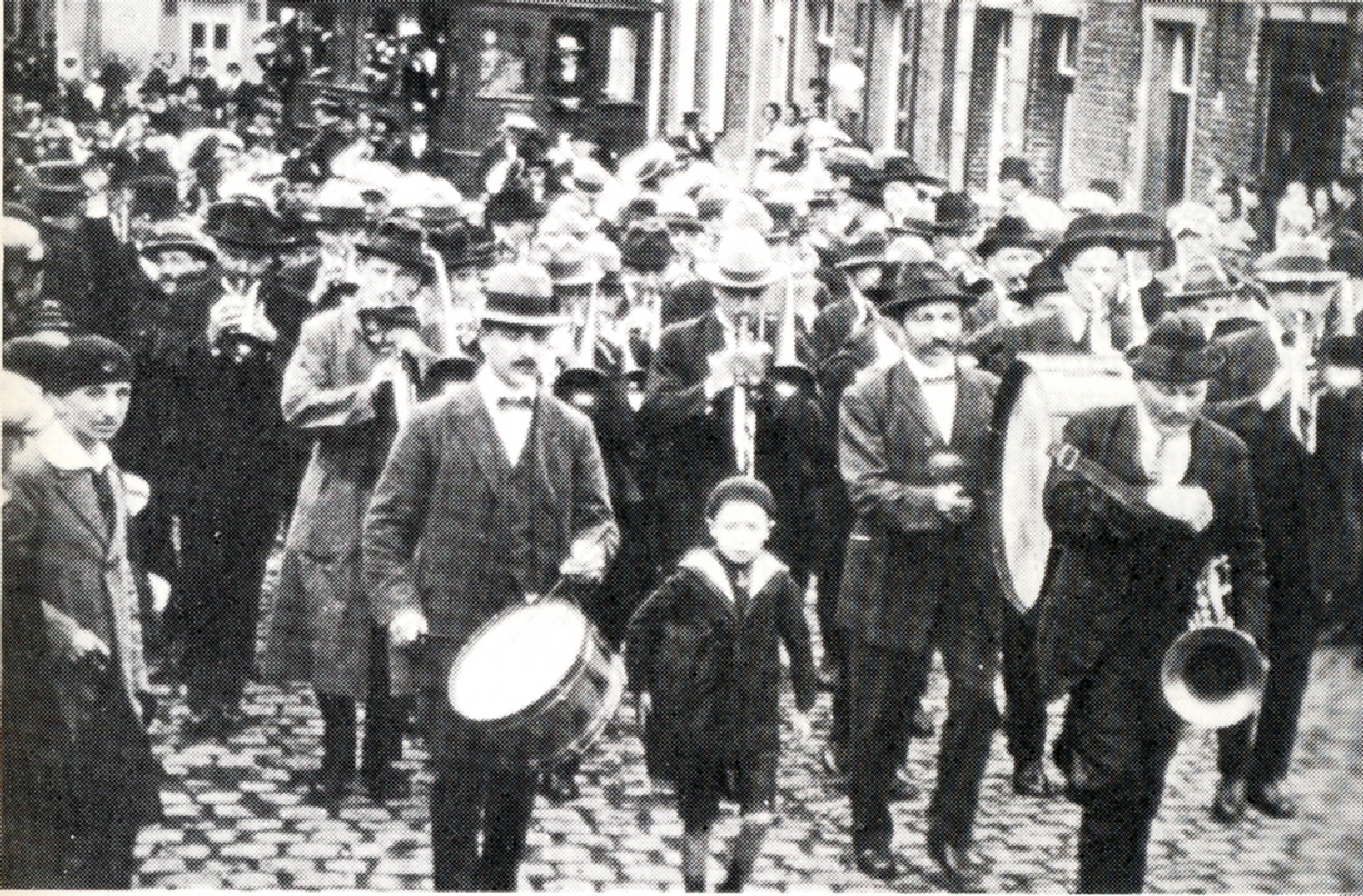 Hornu : Rue Grande, fête scolaire (1924).