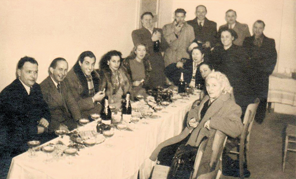 Hornu : Visite du chanteur Luis MARIANO début 1949 à l'occasion de la sortie de son film "La belle de Cadix" au cinéma "Le Capitol". A sa gauche le mayeur PS Gilbert LEMAL.