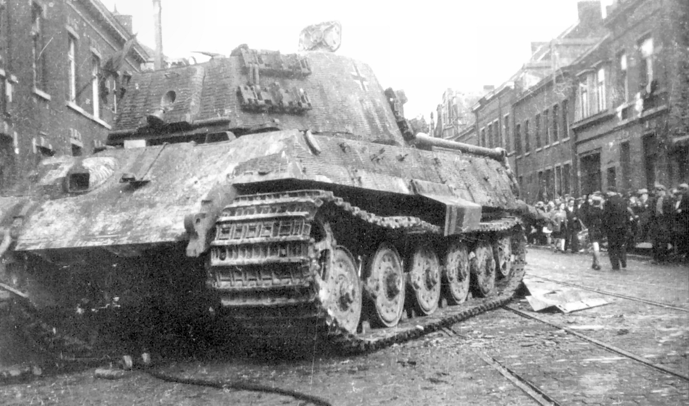 Jemappes : Char de combat allemand Tigre II Royal sur l'avenue Fosch début septembre 1944. Il fut abandonné suite à une panne d'essence alors que celui-ci combattait sur l'Avenue Maréchal Fosch. Il appartenait à la " 502 Schwere Panzer Abteilung ", " 102 SS Panzer Abteilung ". Ce bataillon (abteilung) était alors en retraite suite aux combats de la Poche de Falaise en Normandie. En janvier 1945, un ferrailleur local emmena le char et le découpa.