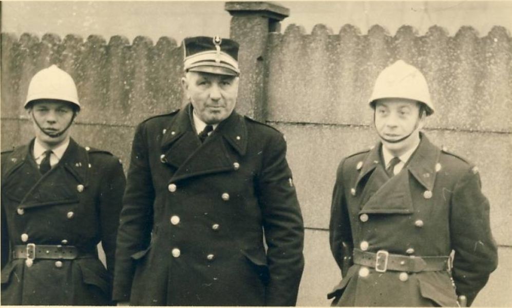 Mons : Le Doudou en juin 1951 - Policiers avec leur casque blanc.