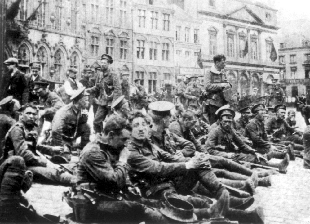 Mons : Le 4eme Battalion des Royal Fusiliers sur la grand-place, le 22 août 1914.