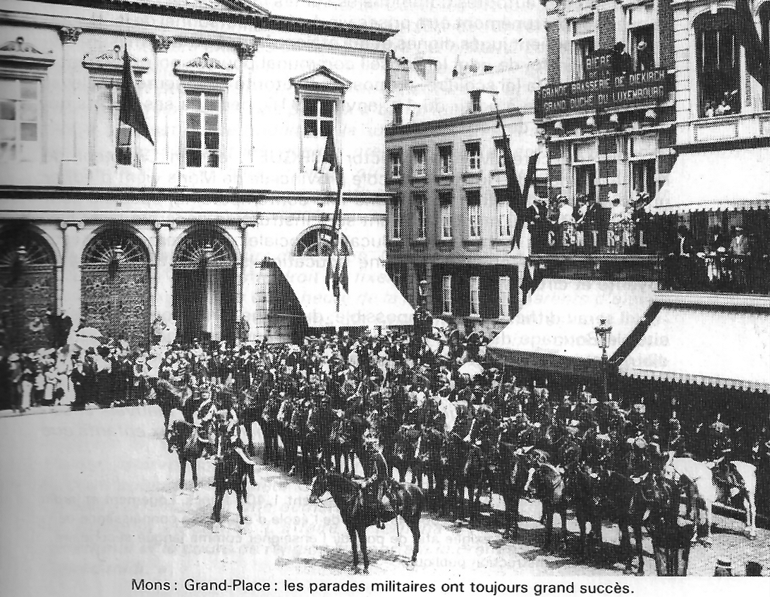 Mons : Parade militaire sur la Grand' Place (1910).