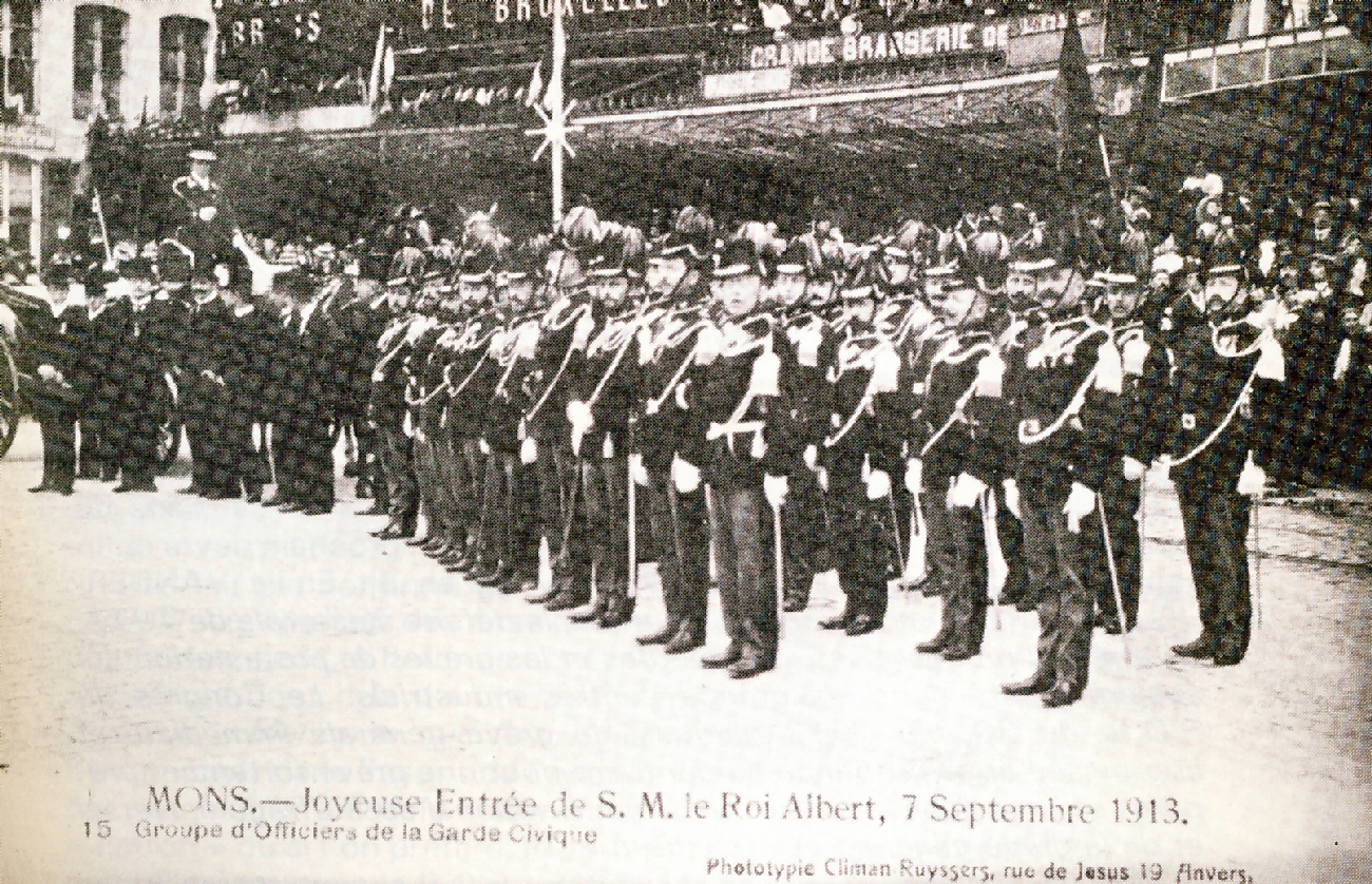 Mons : Joyeuse entre du Roi Alvert I en 1913. Groupe d'officiers de la Garde Civique.