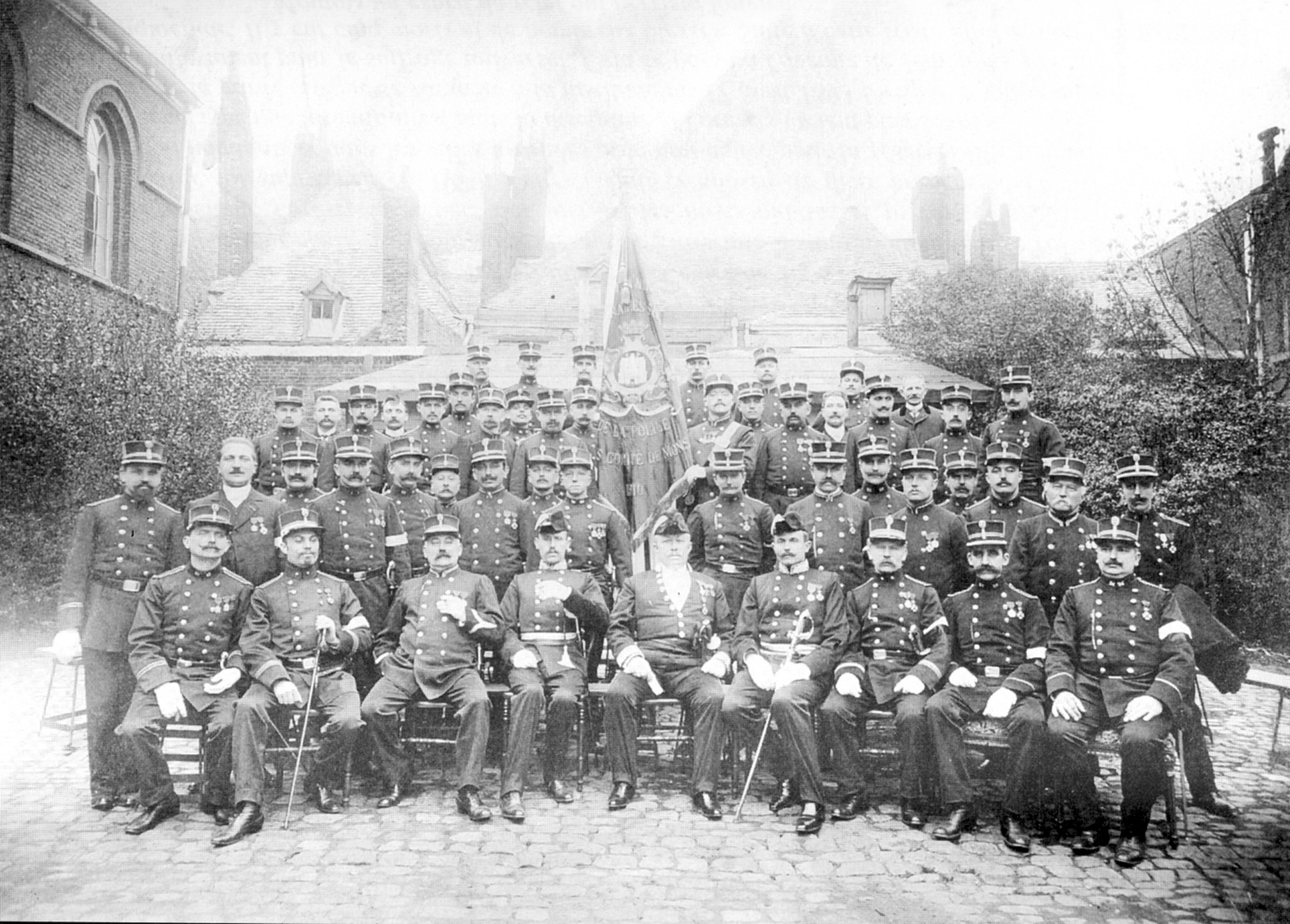 Mons : Fédération Nationale des Fonctionnaires subalternes de la Police. Section de Mons lors de la remise du drapeau en 1910.