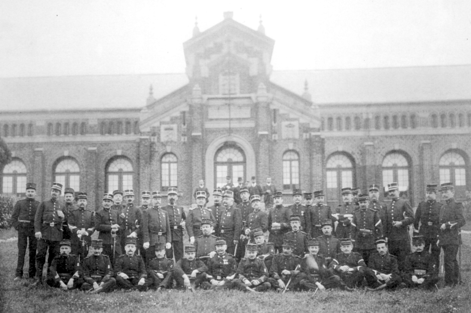 Mons : La garde civique de Mons en 1909 au Centre de Tir (avenue du Tir).