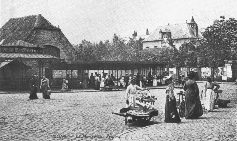 Mons : le Marché aux Poissons vu de la rue de la Halle. Ce marché débuta à cet endroit en 1832, auparavant il se tenait sur la Place du Marché aux Poulets.
