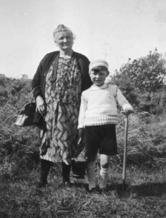 Le jeune peintre avec sa grand-mère parternelle Marie-Louise Bury.