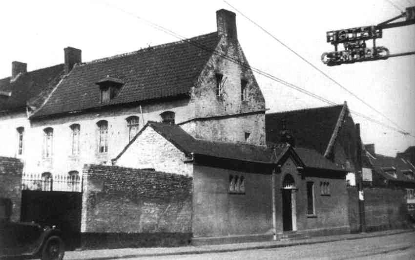 Quaregnon : rue du Village, ancien presbytère situé au début de la rue du Village. il a été démoli vers 1937 pour libérer l'emplacement du nouvel hôtel de ville.