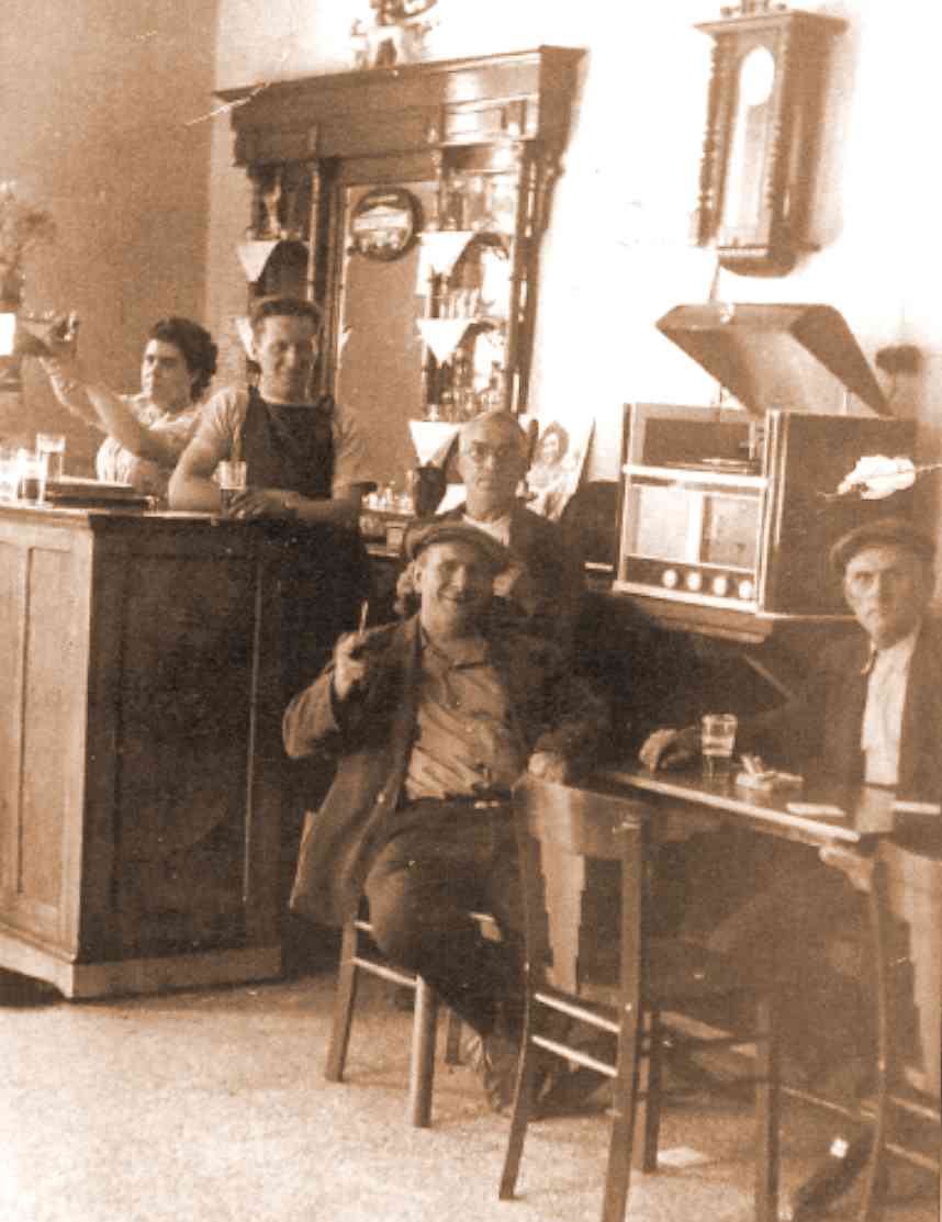 Quaregnon : Intérieur d'un café situé au coin des rues mandart et de Monsville vers 1950. on y retrouve Fernand Cailleaux, Robert Brohez et Hotton.